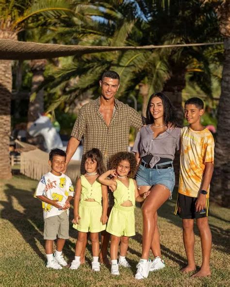 spiaggia georgina rodriguez|Cristiano Ronaldo and Georgina Enjoying Unforgettable Moments。